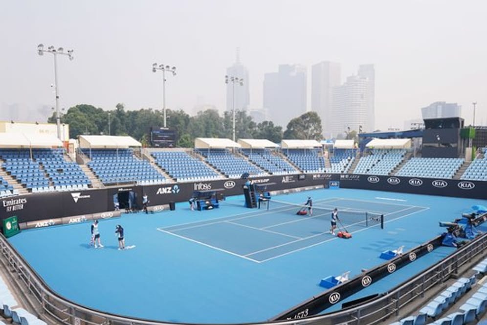 Wegen des Rauchs hatten sich schon am Vortag die ersten Spiele in der Qualifikationsrunde der Australian Open verzögert.