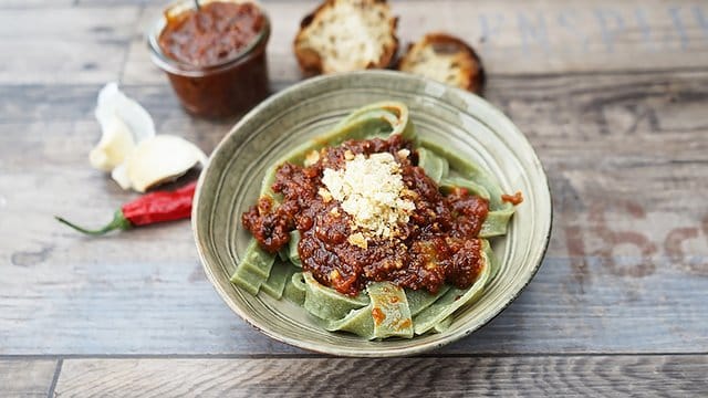 Bei der Herstellung des Pestos all’arrabbiata zunächst nur mit einem kleinen Stück der Peperonischote beginnen.