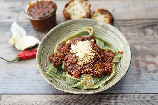 Bei der Herstellung des Pestos all’arrabbiata zunächst nur mit einem kleinen Stück der Peperonischote beginnen.