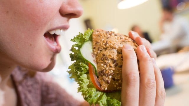 Snack am Abend: Entscheidend ist die gesamte Energiemenge, die über den Tag aufgenommen wird.