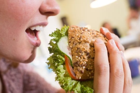 Snack am Abend: Entscheidend ist die gesamte Energiemenge, die über den Tag aufgenommen wird.