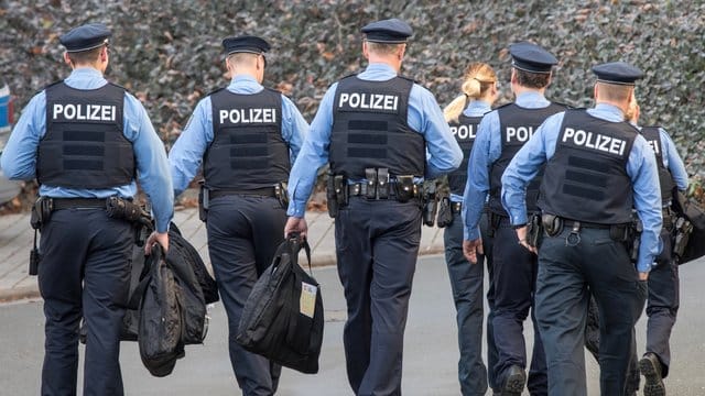 Laut einer aktuellen Umfrage genießt die Polizei bei Anhängern der SPD (82 Prozent) und der CDU (80 Prozent) das größte Vertrauen. Laut einer aktuellen Umfrage genießt die Polizei bei Anhängern der SPD (82 Prozent) und der CDU (80 Prozent) das größte Vertrauen.