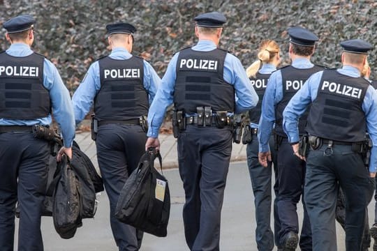 Laut einer aktuellen Umfrage genießt die Polizei bei Anhängern der SPD (82 Prozent) und der CDU (80 Prozent) das größte Vertrauen.