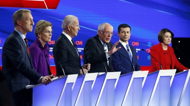 Die demokratischen Präsidentschaftsbewerber Tom Steyer (l-r), Elizabeth Warren, Joe Biden, Bernie Sanders, Pete Buttigieg und Amy Klobuchar während der letzten Fernsehdebatte vor den Vorwahlen. Die demokratischen Präsidentschaftsbewerber Tom Steyer (l-r), Elizabeth Warren, Joe Biden, Bernie Sanders, Pete Buttigieg und Amy Klobuchar während der letzten Fernsehdebatte vor den Vorwahlen.