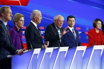 Die demokratischen Präsidentschaftsbewerber Tom Steyer (l-r), Elizabeth Warren, Joe Biden, Bernie Sanders, Pete Buttigieg und Amy Klobuchar während der letzten Fernsehdebatte vor den Vorwahlen.