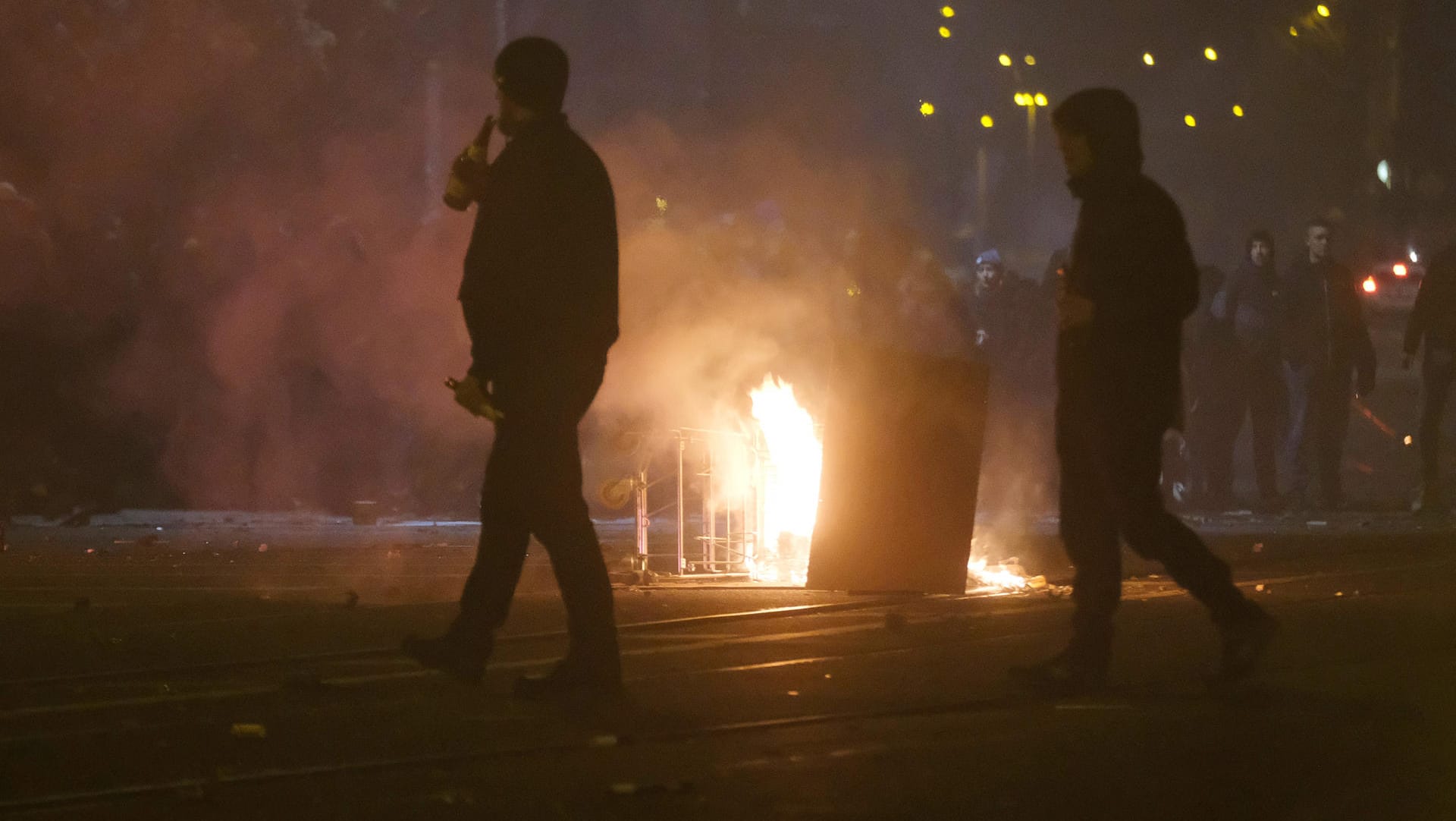 Passanten und Feiernde an Silvester im Leipziger Stadtteil Connewitz: Nach den Vorfällen an Silvester führt die Staatsanwaltschaft 13 Strafverfahren. Passanten und Feiernde an Silvester im Leipziger Stadtteil Connewitz: Nach den Vorfällen an Silvester führt die Staatsanwaltschaft 13 Strafverfahren.