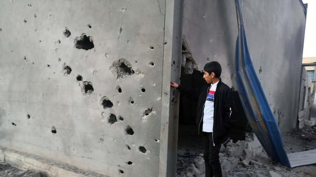 Ein libyscher Junge schaut auf ein zerstörtes Gebäude nach einem Luftangriff im Osten der Hauptstadt Tripolis. Ein libyscher Junge schaut auf ein zerstörtes Gebäude nach einem Luftangriff im Osten der Hauptstadt Tripolis.