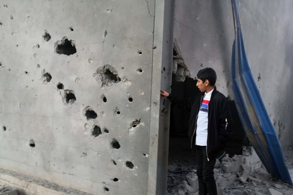 Ein libyscher Junge schaut auf ein zerstörtes Gebäude nach einem Luftangriff im Osten der Hauptstadt Tripolis.