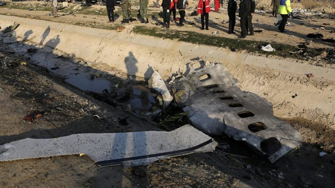 Trümmerteile der ukrainischen Passagiermaschine liegen am Absturzort bei Teheran.