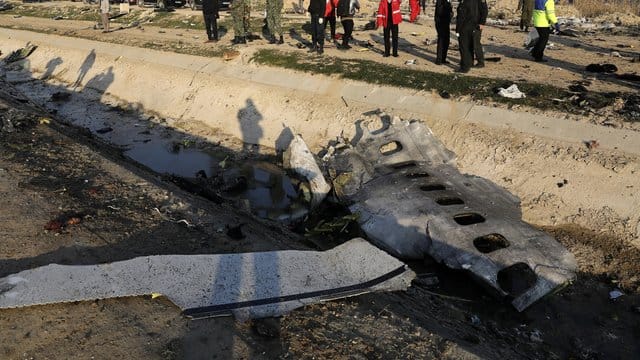 Trümmerteile der ukrainischen Passagiermaschine liegen am Absturzort bei Teheran. Trümmerteile der ukrainischen Passagiermaschine liegen am Absturzort bei Teheran.