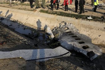 Trümmerteile der ukrainischen Passagiermaschine liegen am Absturzort bei Teheran.