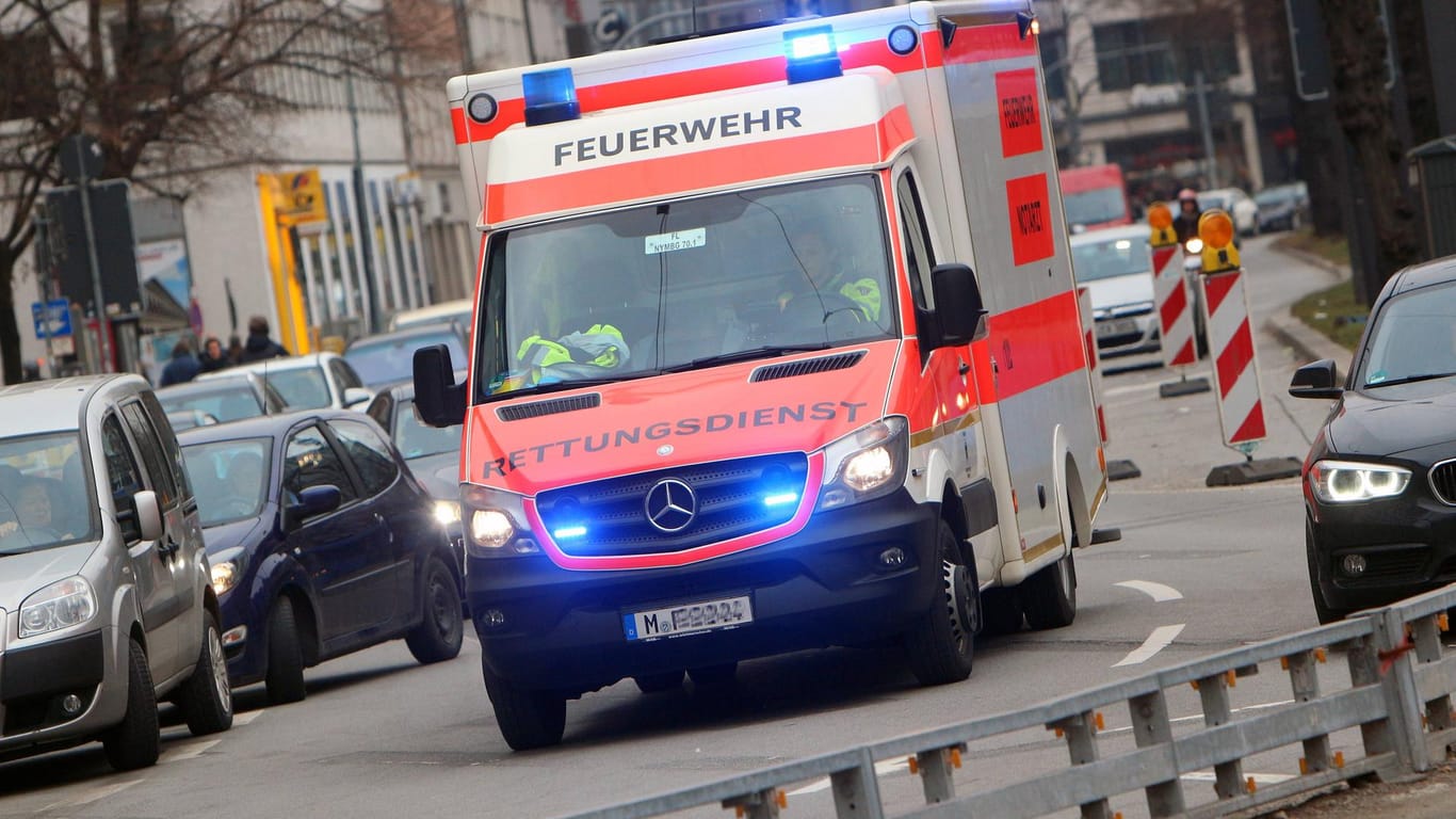 Ein Rettungswagen der Feuerwehr auf dem Weg zu einem Einsatz in München: In Neuhausen hat es einen Unfall mit einer Müllpresse gegeben.