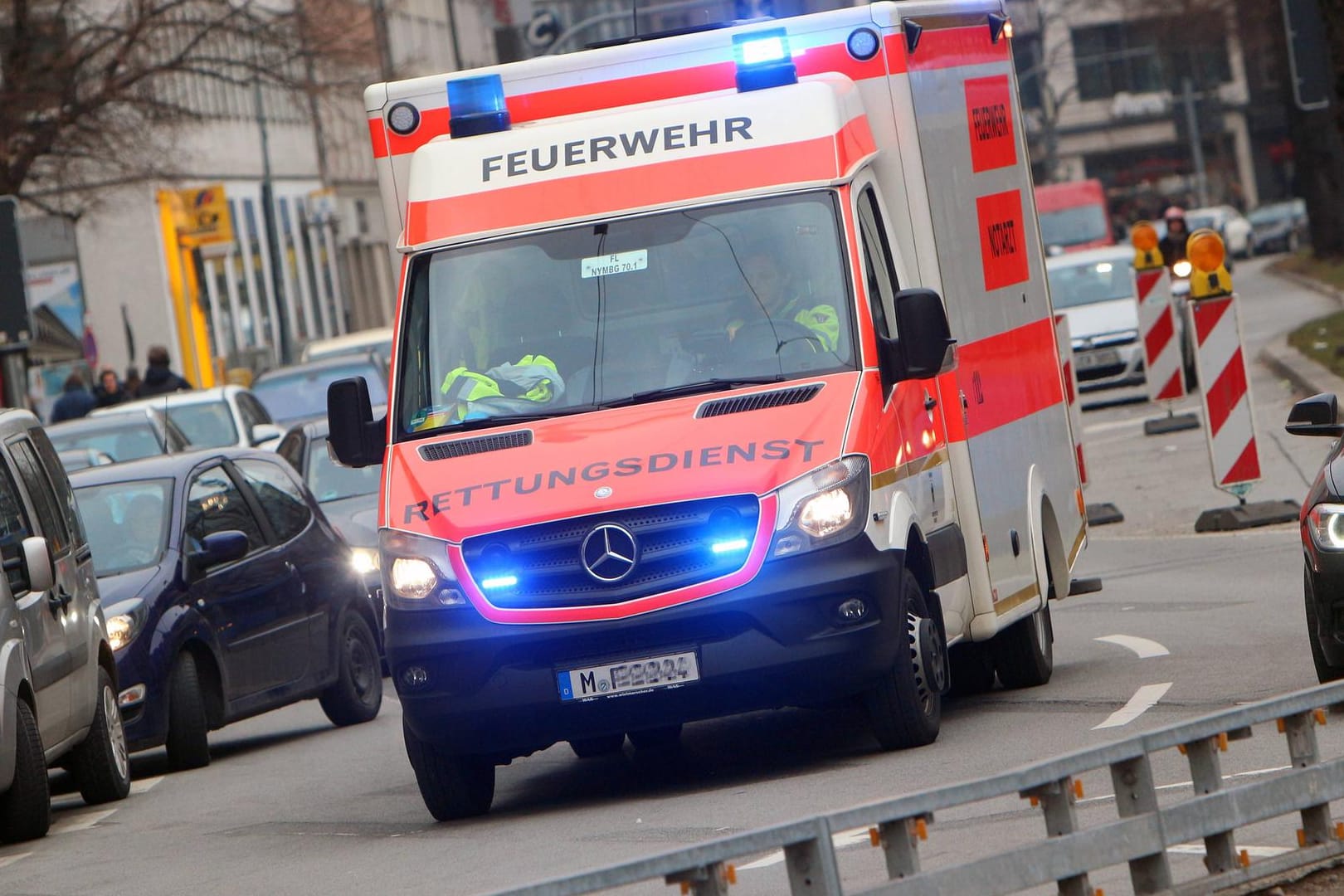 Ein Rettungswagen der Feuerwehr auf dem Weg zu einem Einsatz in München: In Neuhausen hat es einen Unfall mit einer Müllpresse gegeben.