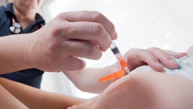 77 Prozent der Deutschen befürworten Impfungen. 77 Prozent der Deutschen befürworten Impfungen.