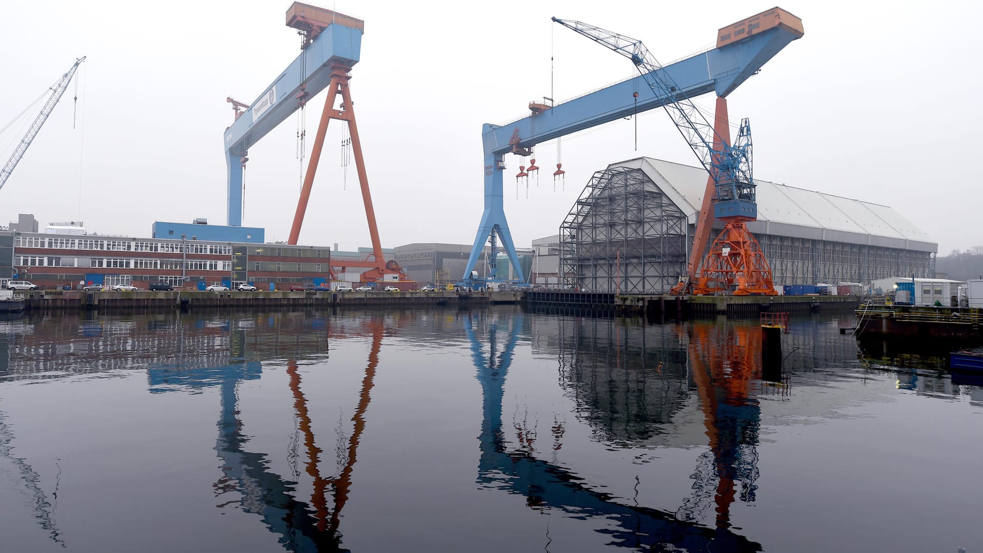 Blick auf die Werftanlagen von ThyssenKrupp Marine Systems (TKMS): Auf dem Werftgelände wurde eine Bombe entdeckt.