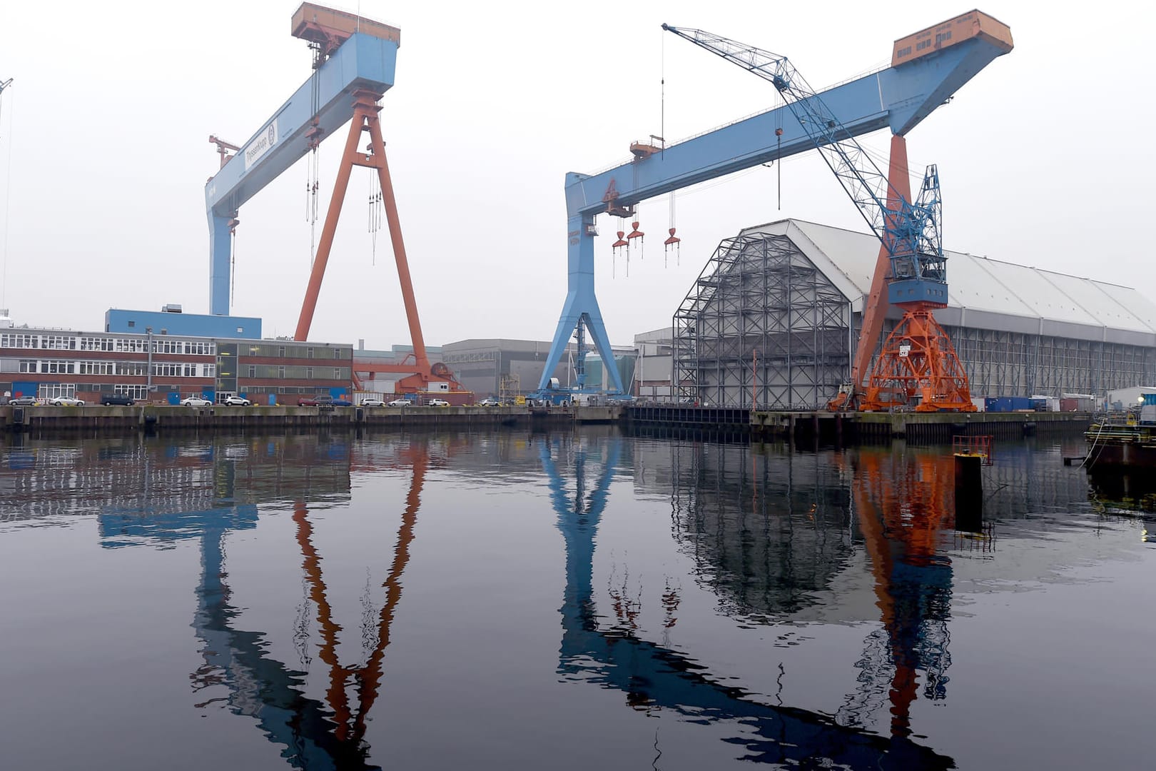 Blick auf die Werftanlagen von ThyssenKrupp Marine Systems (TKMS): Auf dem Werftgelände wurde eine Bombe entdeckt.