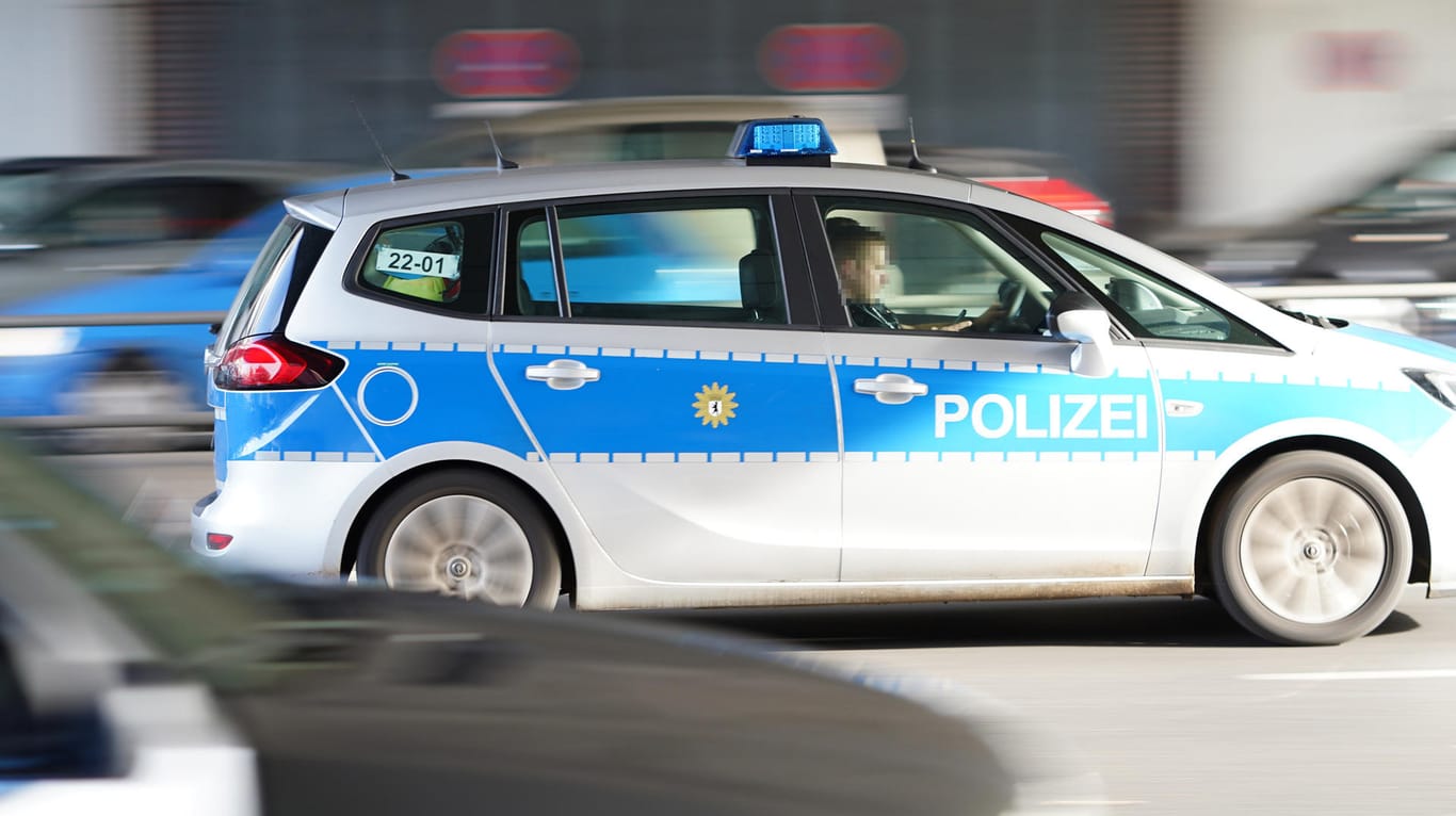 Ein Streifenwagen der Berliner Polizei: Die Frau des Opfers alarmierte nach dem Übergriff den Notruf. (Symbolbild)