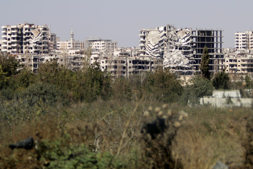 Blick auf zerstörte Gebäude der syrischen Stadt Homs: Die angegriffene Militärbasis befindet sich unweit der Stadt. (Archivbild)