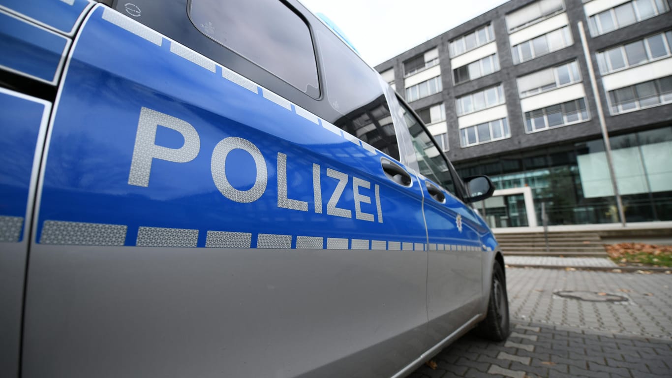 Ein geparktes Polizeifahrzeug (Symbolbild): In Bonn haben Polizeibeamte einen Intensivtäter verhaften können.