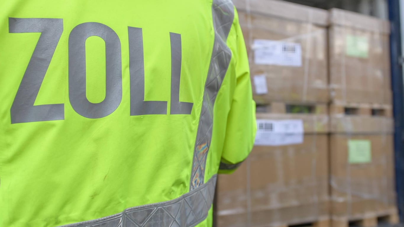 Zoll-Beamter vor einem Container: Technik-Produkte werden vor der Einfuhr auf ihre Sicherheit überprüft.