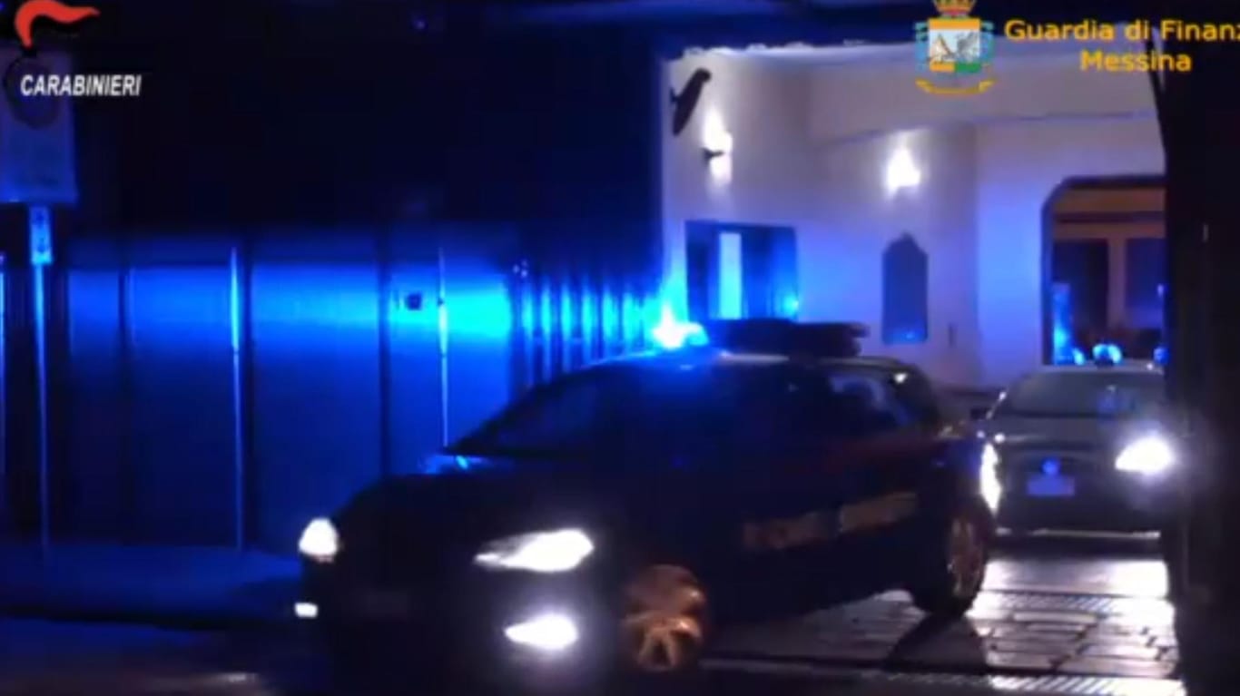 Das Standbild zeigt Polizeifahrzeuge auf dem Weg zu einer Razzia auf Sizilien: Die Ermittler fassten 94 Verdächtige in der Gegend um Messina.