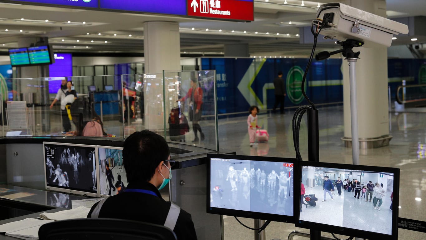 Ein Beamter für Gesundheitsüberprüfungen sitzt am Flughafen von Hongkong: Noch ist nicht klar, wo genau die Frau sich mit dem Virus infizierte. (Archivbild)