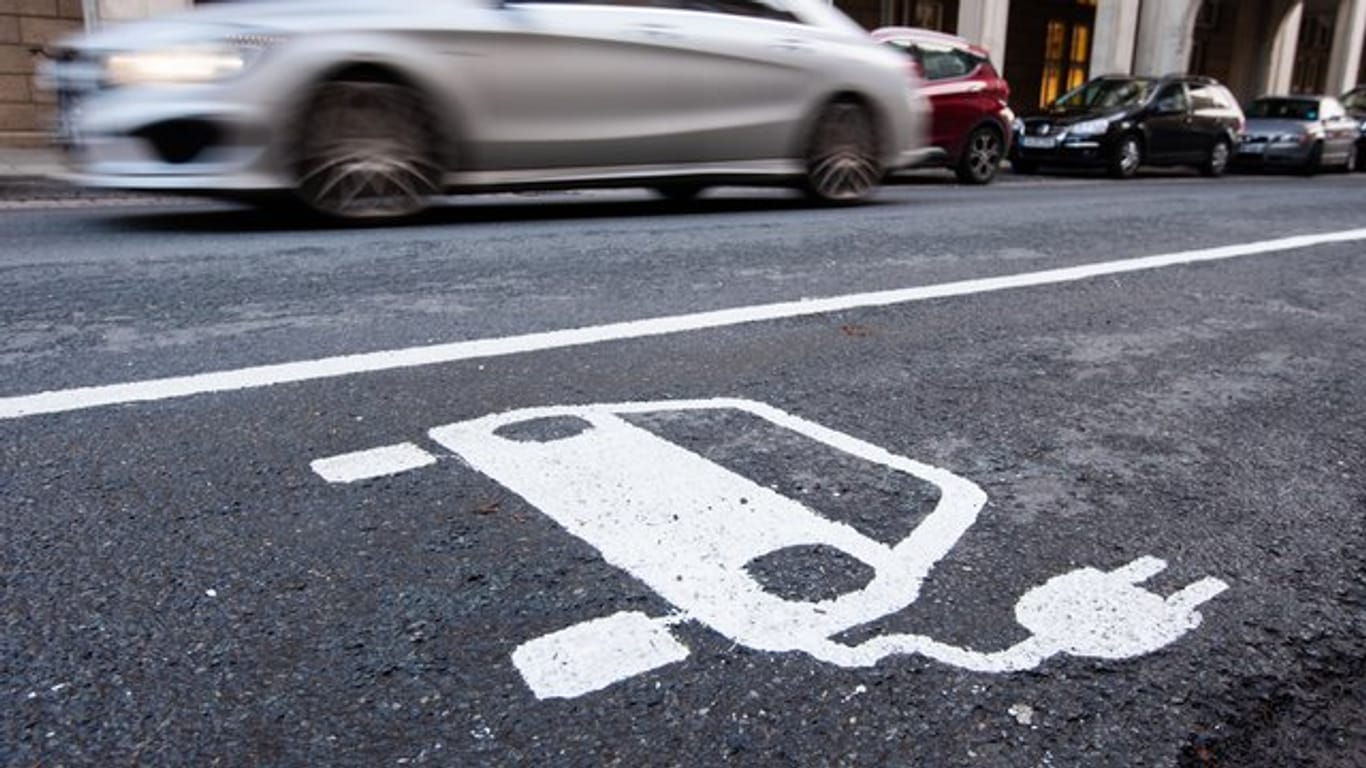Eine Studie prognostiziert, das 2030 mehrheitlich E-Autos auf den Straßen unterwegs sein werden.