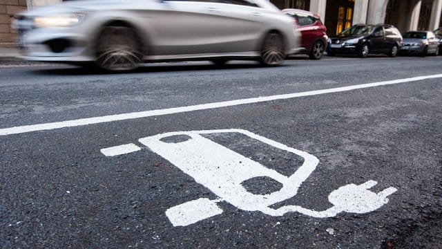 Eine Studie prognostiziert, das 2030 mehrheitlich E-Autos auf den Straßen unterwegs sein werden. Eine Studie prognostiziert, das 2030 mehrheitlich E-Autos auf den Straßen unterwegs sein werden.
