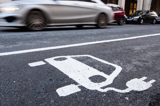 Eine Studie prognostiziert, das 2030 mehrheitlich E-Autos auf den Straßen unterwegs sein werden.