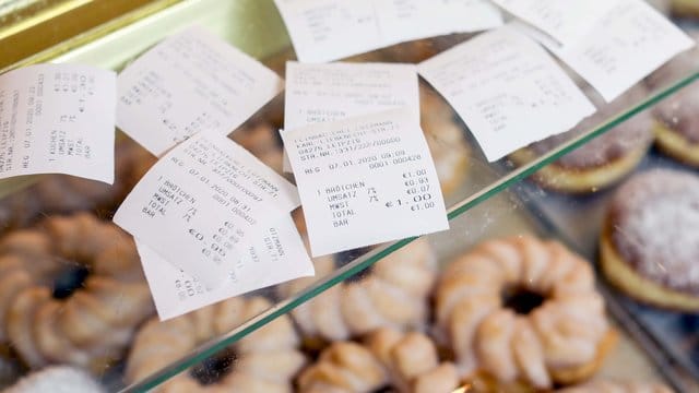 Nicht ins Altpapier: Kassenbons wie diese landen am besten im Restmüll. Nicht ins Altpapier: Kassenbons wie diese landen am besten im Restmüll.