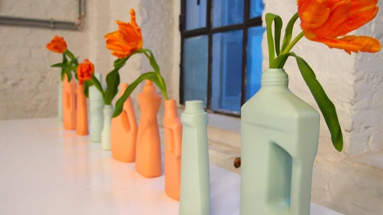 Dekorative Vasen mit Tulpen von Foekje Fleur aus den Niederlanden.