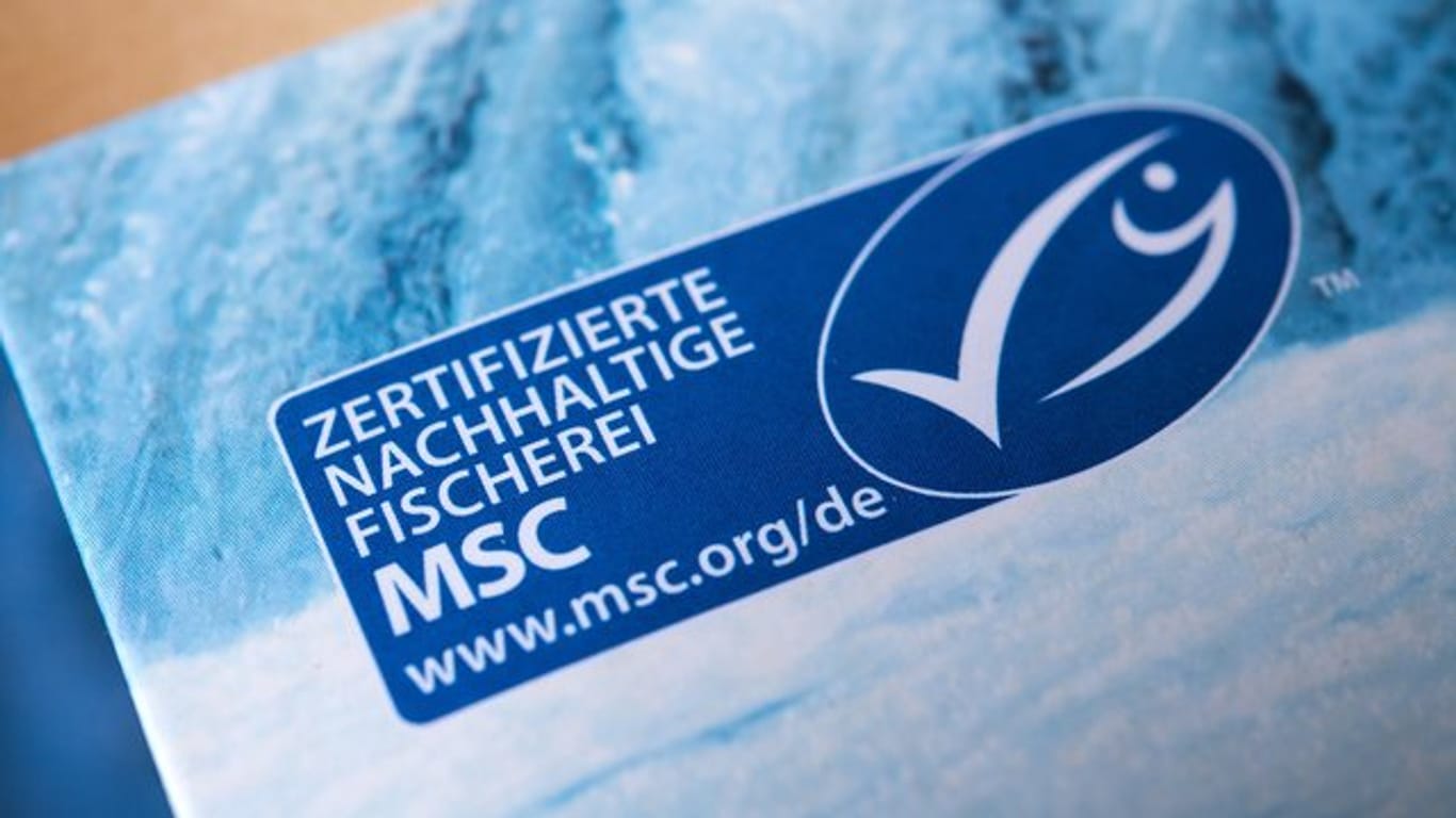 Jeder Zweite achtet beim Einkauf von Lebensmitteln auf Label wie das MSC-Siegel für zertifizierte nachhaltige Fischerei.