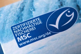 Jeder Zweite achtet beim Einkauf von Lebensmitteln auf Label wie das MSC-Siegel für zertifizierte nachhaltige Fischerei.
