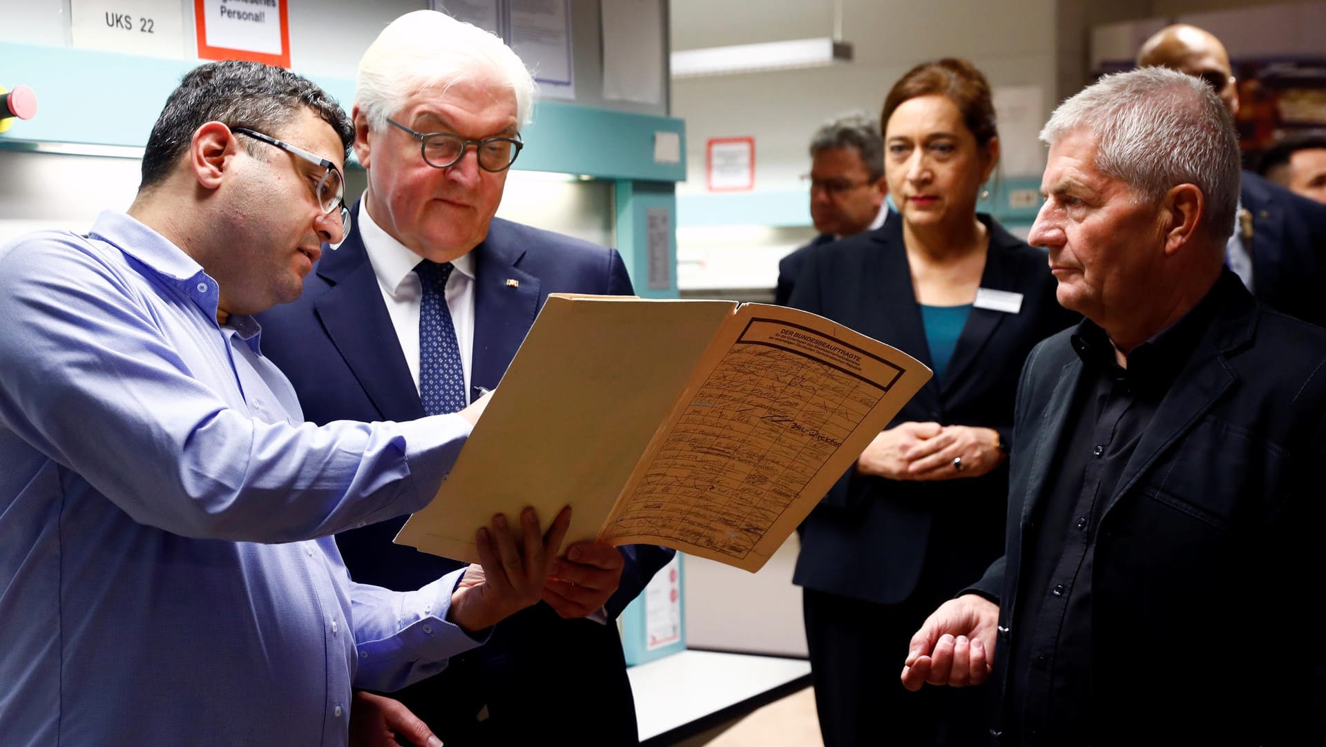 Steinmeier lässt sich in der Stasi-Unterlagenbehörde eine Akte der DDR-Staatssicherheit zeigen.