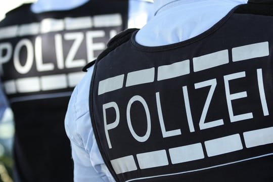 Auf Westen steht "Polizei" (Symbolbid): Am Flughafen München stoppt die Bundespolizei eine Schwedin.