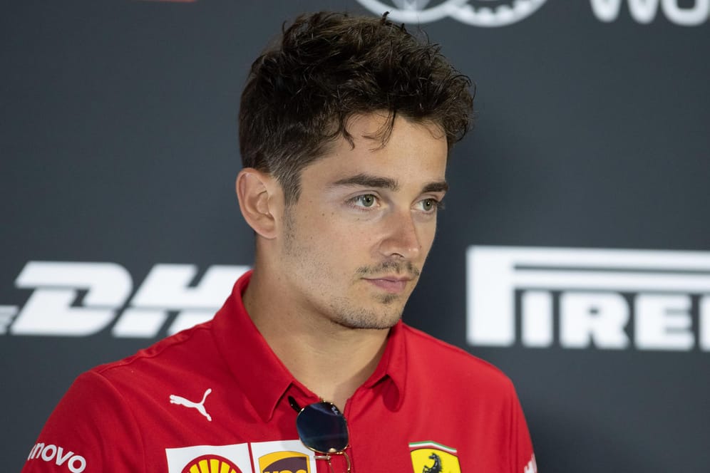 Charles Leclerc: Das Saisonende feierte er mit einem Fallschirmsprung – ohne das Abenteuer mit seinem Arbeitgeber Ferrari abzusprechen.