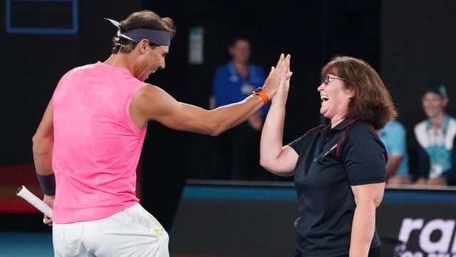 Tennisstar trat beim Benefizspiel zu Gunsten der Opfer der Buschbrände in Australien gemeinsam mit der Feuerwehrfrau Deb Boirg im Doppel an.