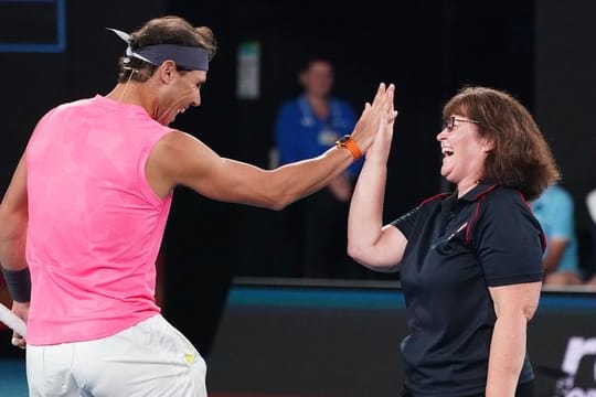 Tennisstar trat beim Benefizspiel zu Gunsten der Opfer der Buschbrände in Australien gemeinsam mit der Feuerwehrfrau Deb Boirg im Doppel an.