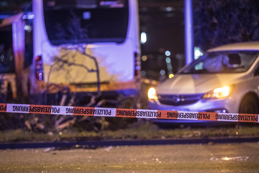 Der Unfallort am Wiesbadener Hauptbahnhof: Nach Veröffentlichung der Fahndungsbilder meldete sich ein 17-Jähriger bei der Polizei und gab an, der Gesuchte zu sein. (Archivbild)