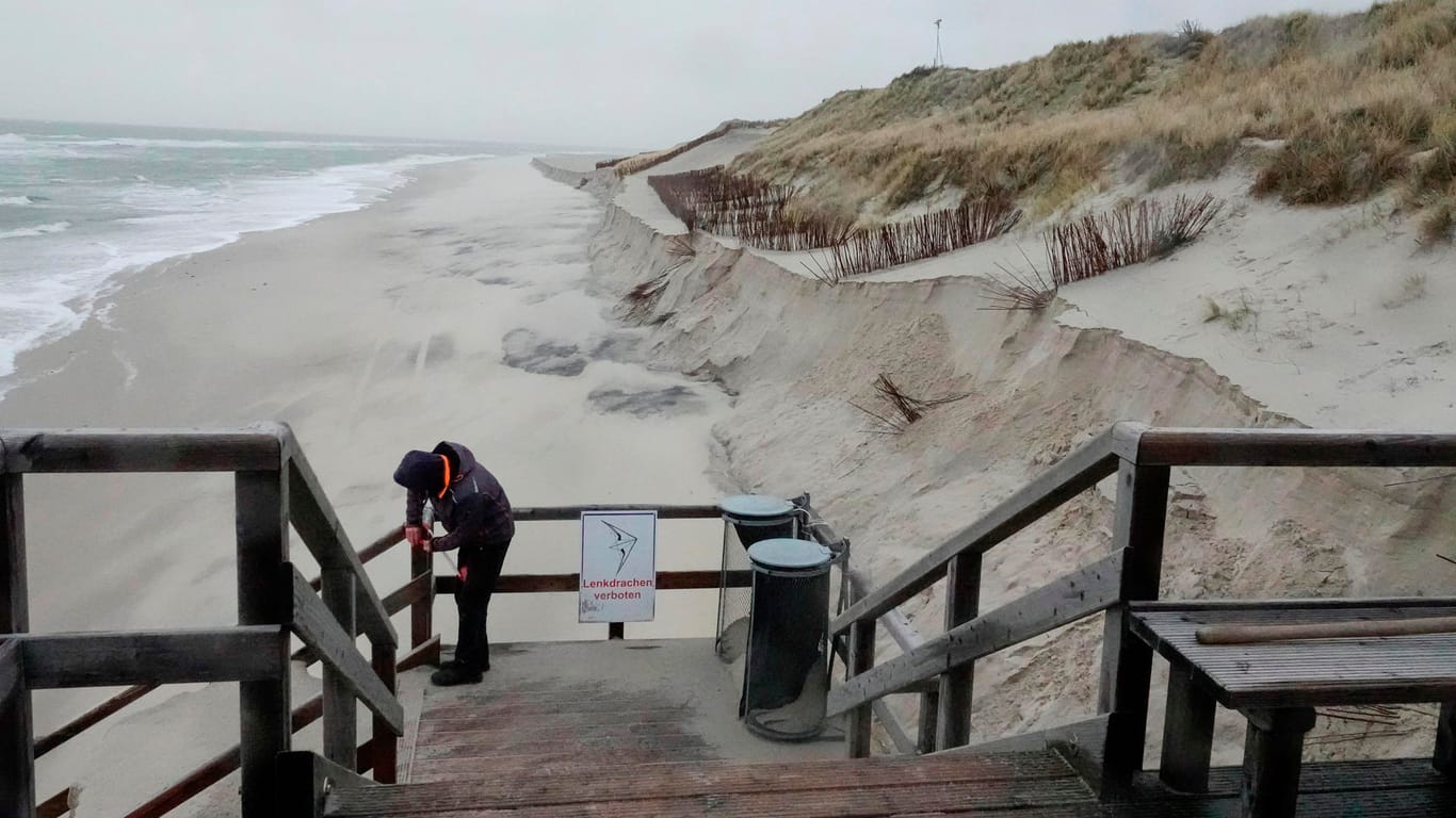 Der Weststrand in List auf Sylt: An der nordfriesischen Küste ist es am Mittwochmorgen zu einer Sturmflut gekommen.