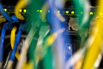 Netzwerkkabel in einem Serverraum: Ein wichtiger EU-Gutachter hält die weitreichende Vorratsdatenspeicherung für unvereinbar mit EU-Recht.