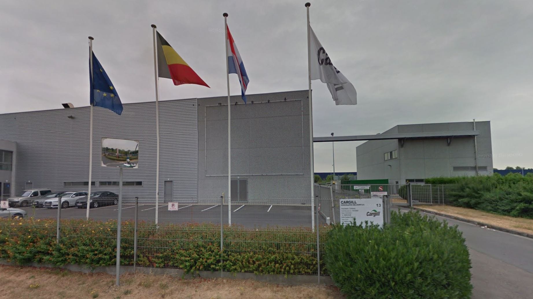 Einfahrt zur Schokoladenfabrik, in der es zu dem Feuer kam: Mit fünf Einsatzfahrzeugen kämpften Feuerwehrleute gegen den Brand. (Archivbild)