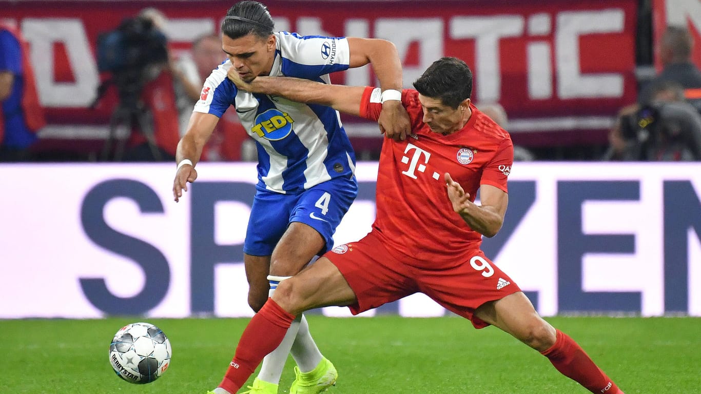 Robert Lewandowski im Zweikampf mit Herthas Karim Rekik: Der Stürmer dürfte am Sonntag wieder fit sein.