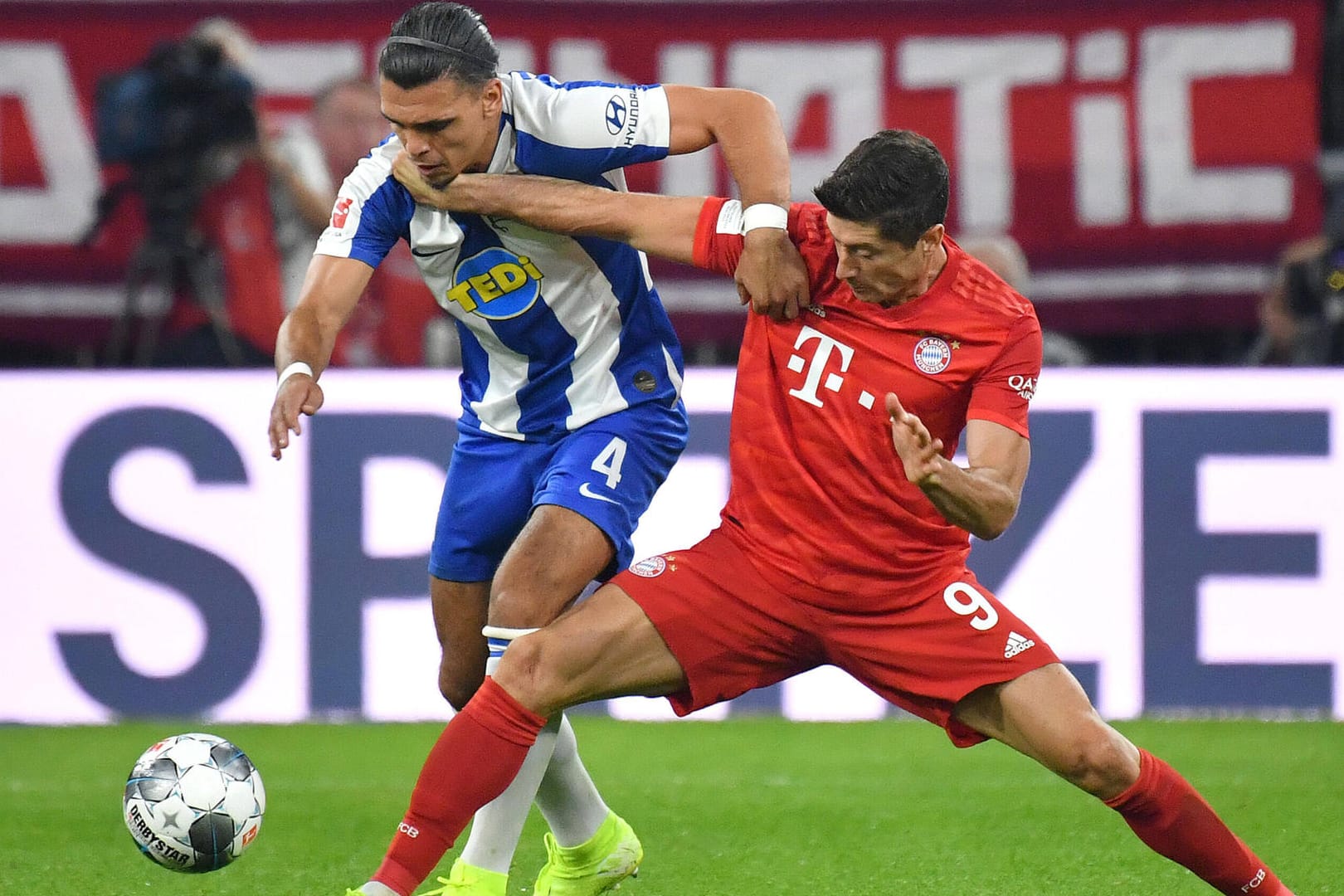 Robert Lewandowski im Zweikampf mit Herthas Karim Rekik: Der Stürmer dürfte am Sonntag wieder fit sein.