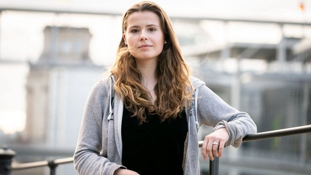Die Klimaschutzaktivistin Luisa Neubauer von Fridays for Future bei einer Pressekonferenz zur Klage gegen das Klimapaket. Die Klimaschutzaktivistin Luisa Neubauer von Fridays for Future bei einer Pressekonferenz zur Klage gegen das Klimapaket.