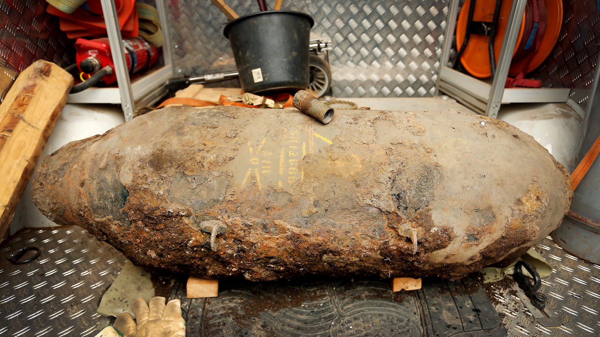 Eine britische Fünf-Zentner-Bombe liegt auf einem Lastwagen des Kampfmittelräumdienstes (Symbolbild): Ein ähnliches Exemplar ist nun in Essen entdeckt worden. Eine britische Fünf-Zentner-Bombe liegt auf einem Lastwagen des Kampfmittelräumdienstes (Symbolbild): Ein ähnliches Exemplar ist nun in Essen entdeckt worden.