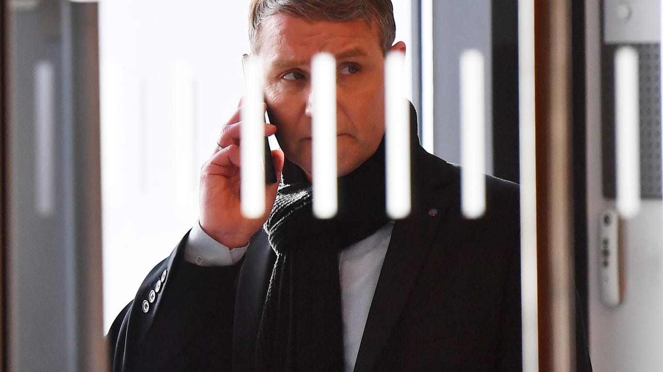 Björn Höcke telefoniert im Thüringer Landtag: Der AfD-Politiker hatte eine verdächtige Postsendung erhalten.