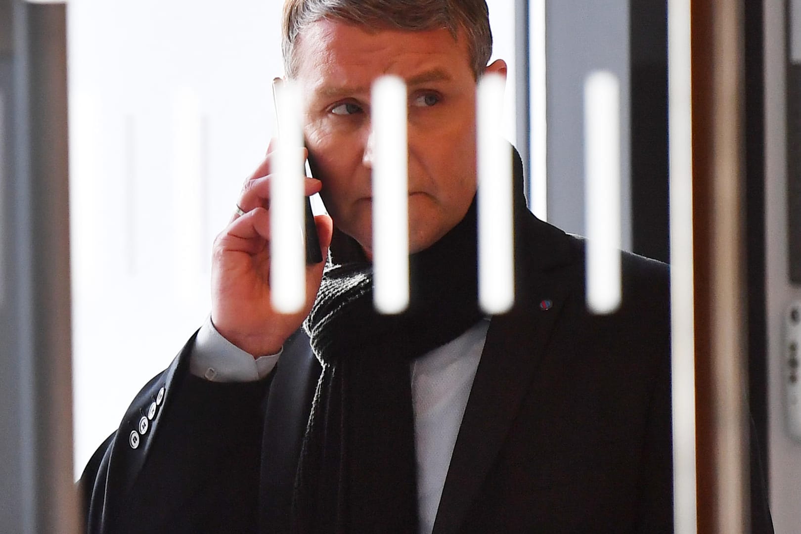 Björn Höcke telefoniert im Thüringer Landtag: Der AfD-Politiker hatte eine verdächtige Postsendung erhalten.