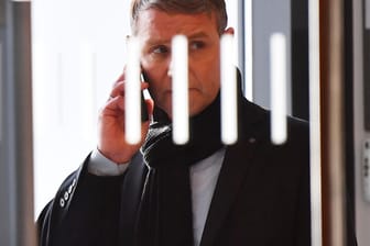 Björn Höcke telefoniert im Thüringer Landtag: Der AfD-Politiker hatte eine verdächtige Postsendung erhalten.