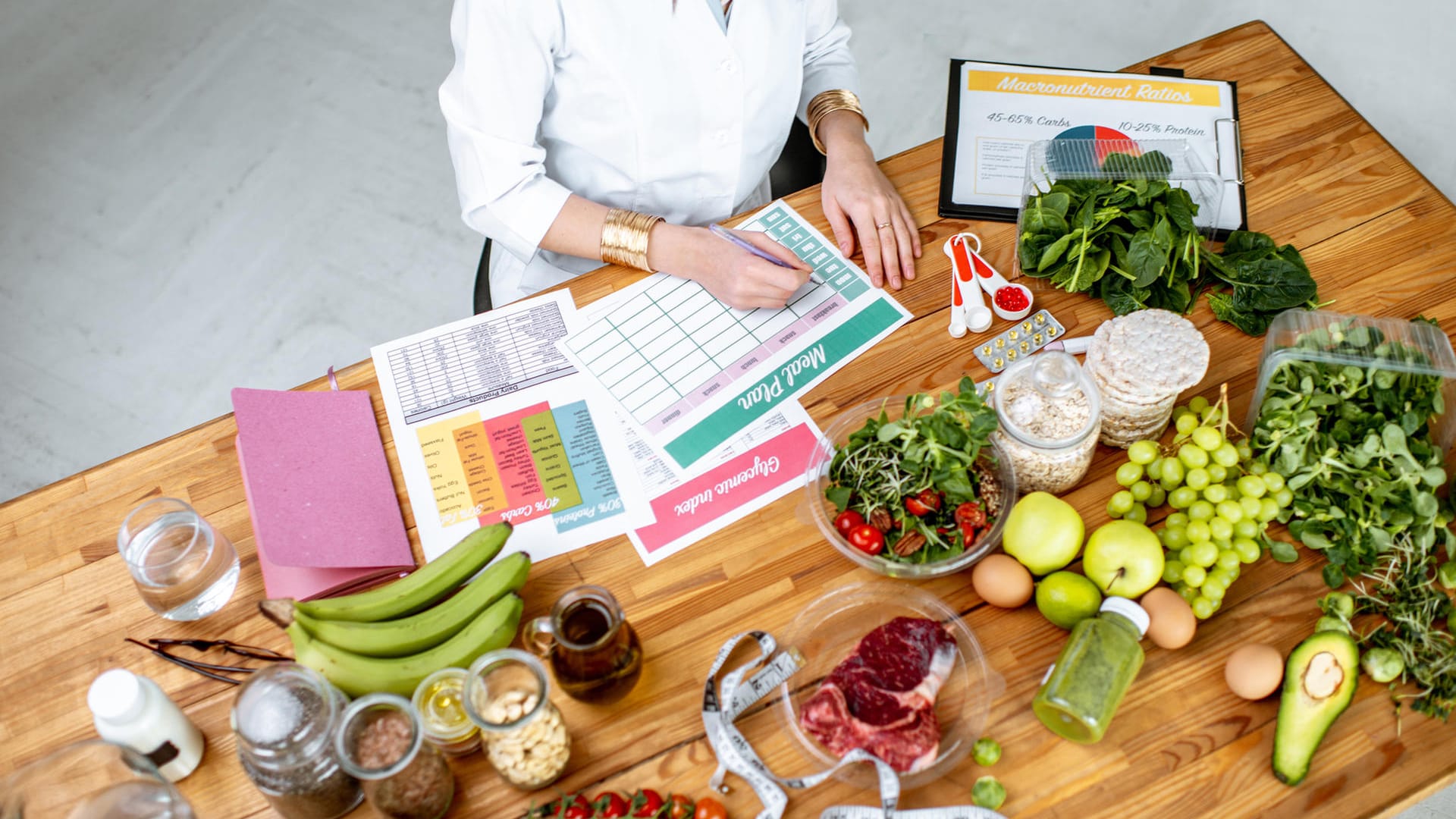 Ausgewogene Ernährung: Wenn Sie sich einen Ernährungsplan erstellen wollen, achten Sie darauf, alle wichtigen Nährstoffgruppen abzudecken.